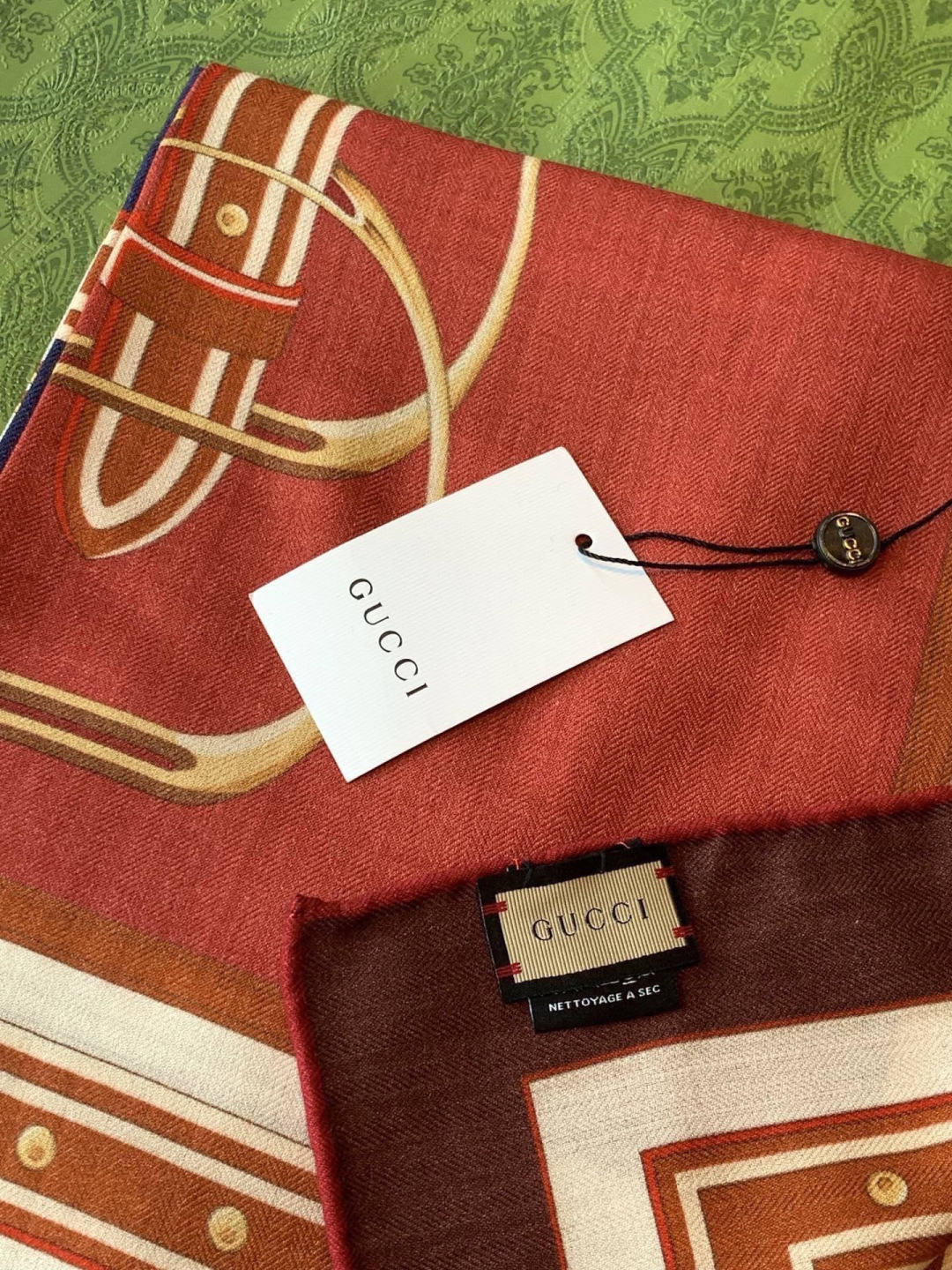 Gucci新款方巾 品牌典藏图案在与全新醒目印花的衬托下熠熠生辉。这款方巾匠心缀饰动物和花卉印花，彰显G
