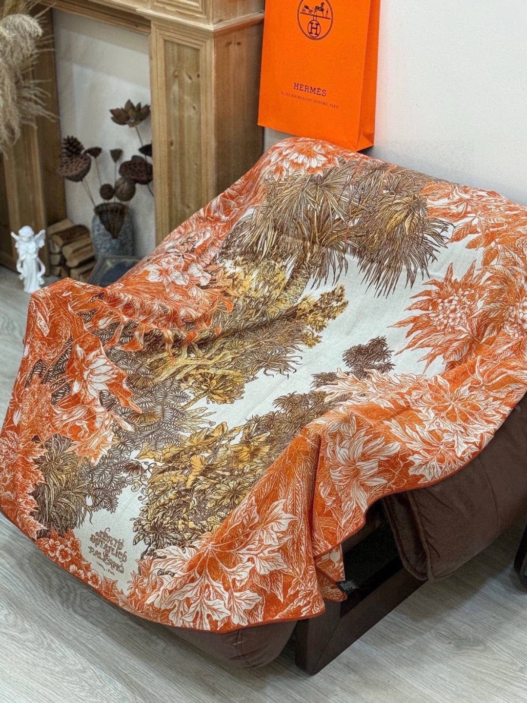 💟抢先 上新💞【双面同色丝绒方巾】手工卷边山羊绒和真丝混纺披肩（70%山羊绒，30%桑蚕丝）这款披肩采用