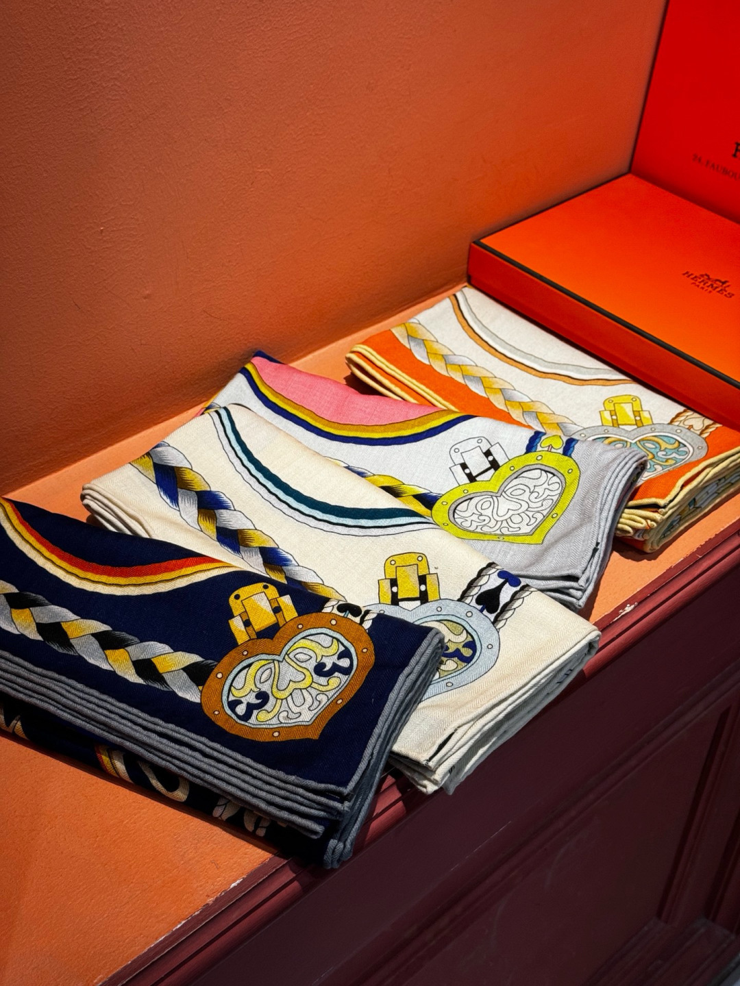 【双面同色】原单爱马仕140cm丝绒方巾💕 甜蜜的鞍具，装饰家芳登和佩西耶设计的一款餐盘增添骑士般的浪漫