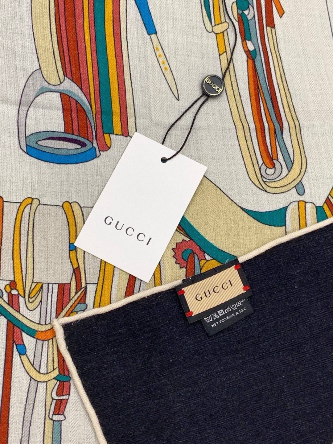 💟Gucci~140双面丝绒披肩马鞍细节和骑马图案以精致色调匠心呈献，意在向品牌与马术世界的深厚渊源致敬