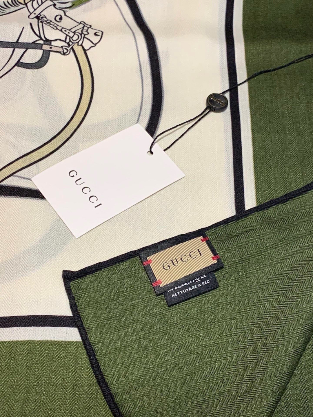 💟Gucci~140双面丝绒披肩马鞍细节和骑马图案以精致色调匠心呈献，意在向品牌与马术世界的深厚渊源致敬