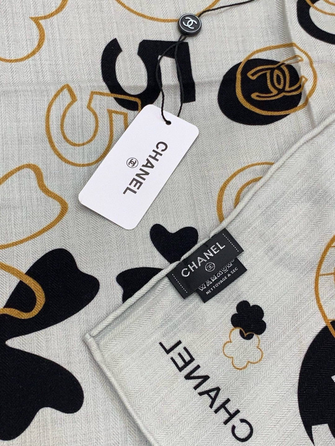 上新❤️【Chanel】 经典茶花优雅Coco风，Chanel最新菱格丝绒大方巾~气质到骨子里，香奶奶新