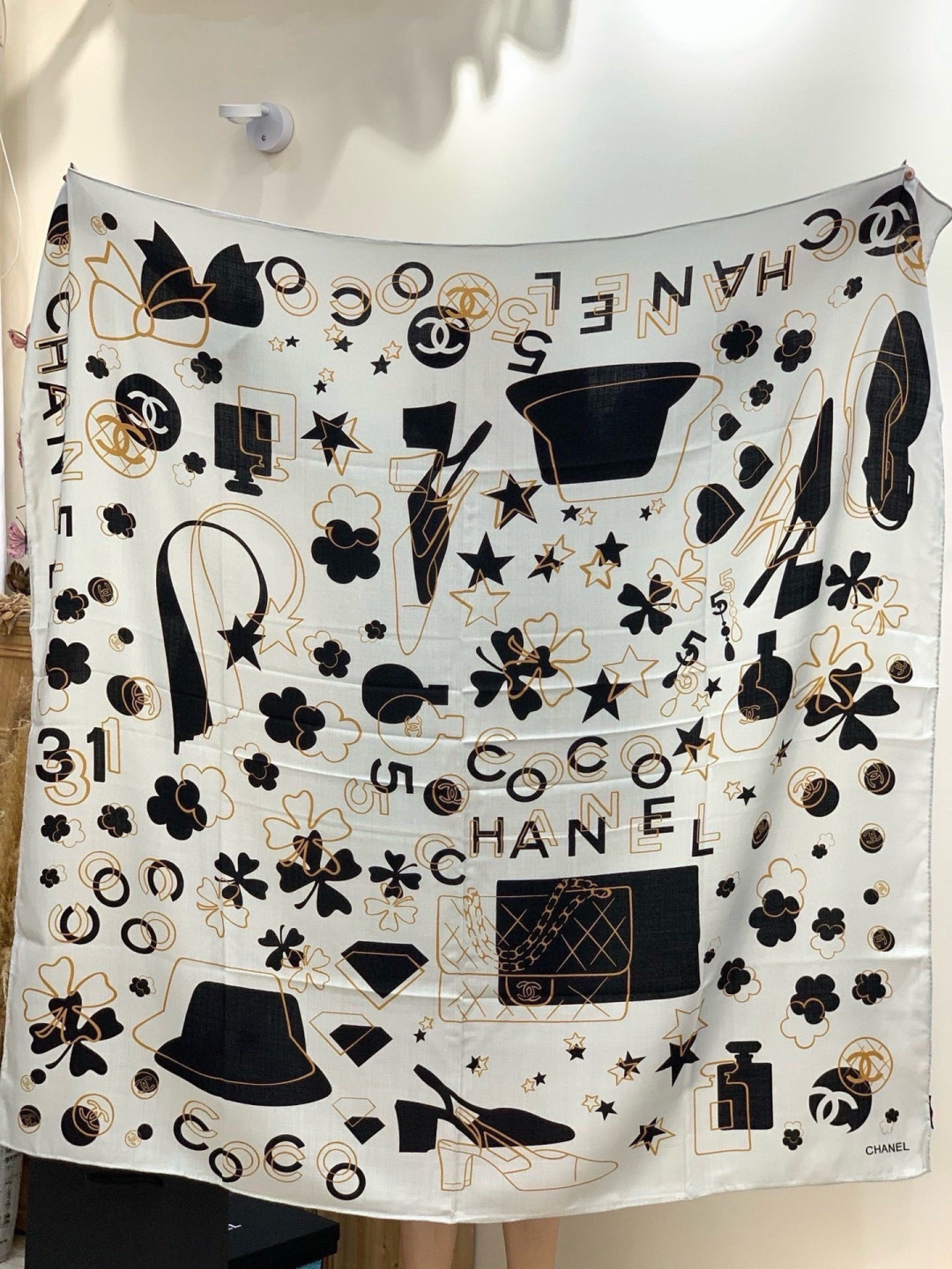 上新❤️【Chanel】 经典茶花优雅Coco风，Chanel最新菱格丝绒大方巾~气质到骨子里，香奶奶新
