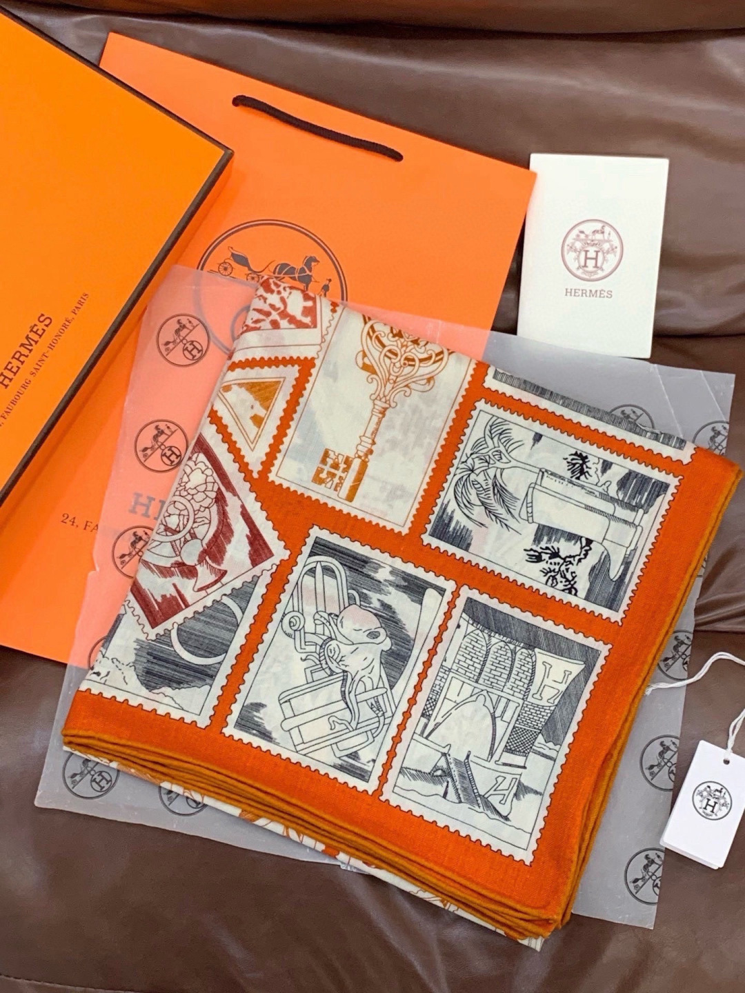 💟抢先 上新💞【双面同色丝绒绒方巾】手工卷边山羊绒和真丝混纺披肩（70%山羊绒，30%桑蚕丝）这款披肩采