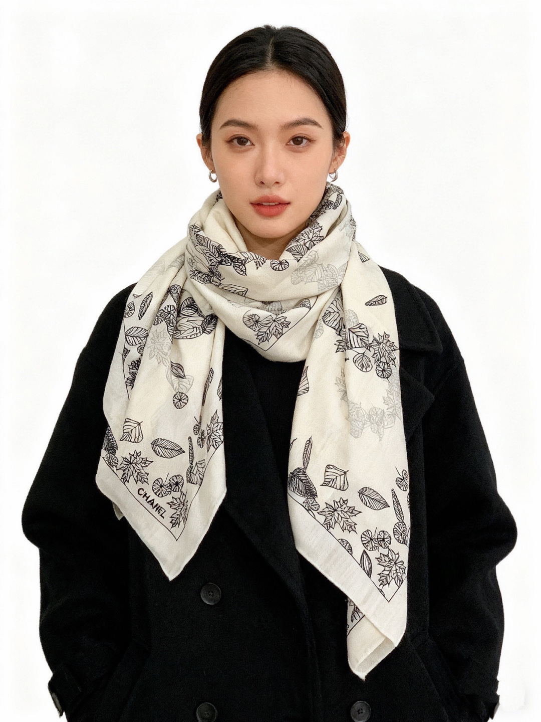 高级成衣系列～Chanel 【140双面同色丝绒披肩】此系列谱写一曲自由轻灵的赞歌本系列作品创新演绎品牌