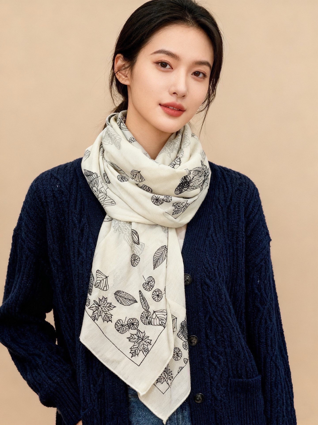 高级成衣系列～Chanel 【140双面同色丝绒披肩】此系列谱写一曲自由轻灵的赞歌本系列作品创新演绎品牌
