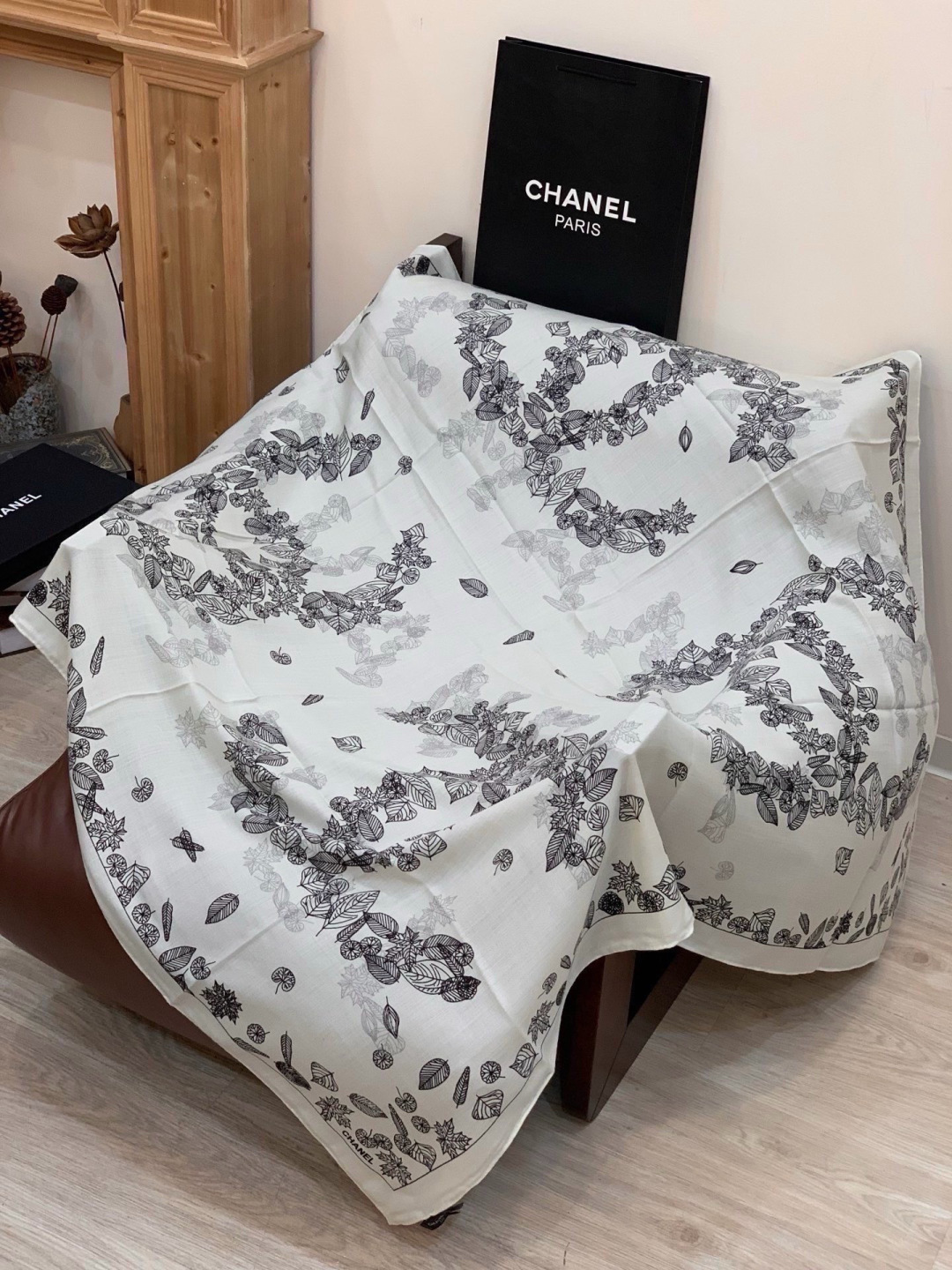高级成衣系列～Chanel 【140双面同色丝绒披肩】此系列谱写一曲自由轻灵的赞歌本系列作品创新演绎品牌