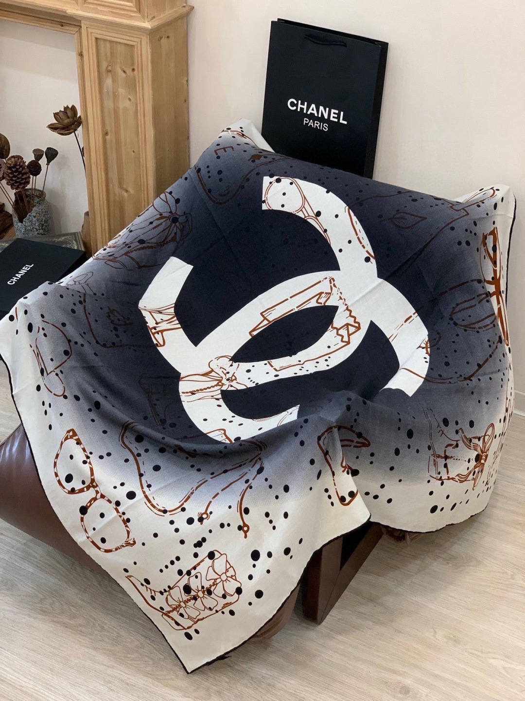 2025秋冬高级成衣系列～Chanel 【140双面同色丝绒披肩】此系列谱写一曲自由轻灵的赞歌本系列作品