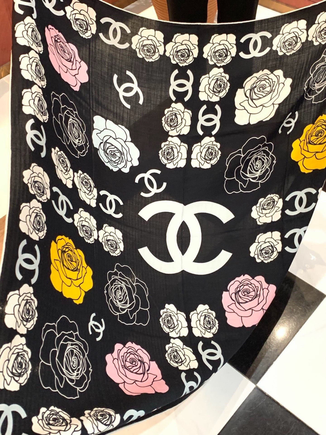 香奈儿上新❤️【Chanel】 经典茶花优雅Coco风，Chanel最新丝绒大方巾~气质到骨子里，香奶奶