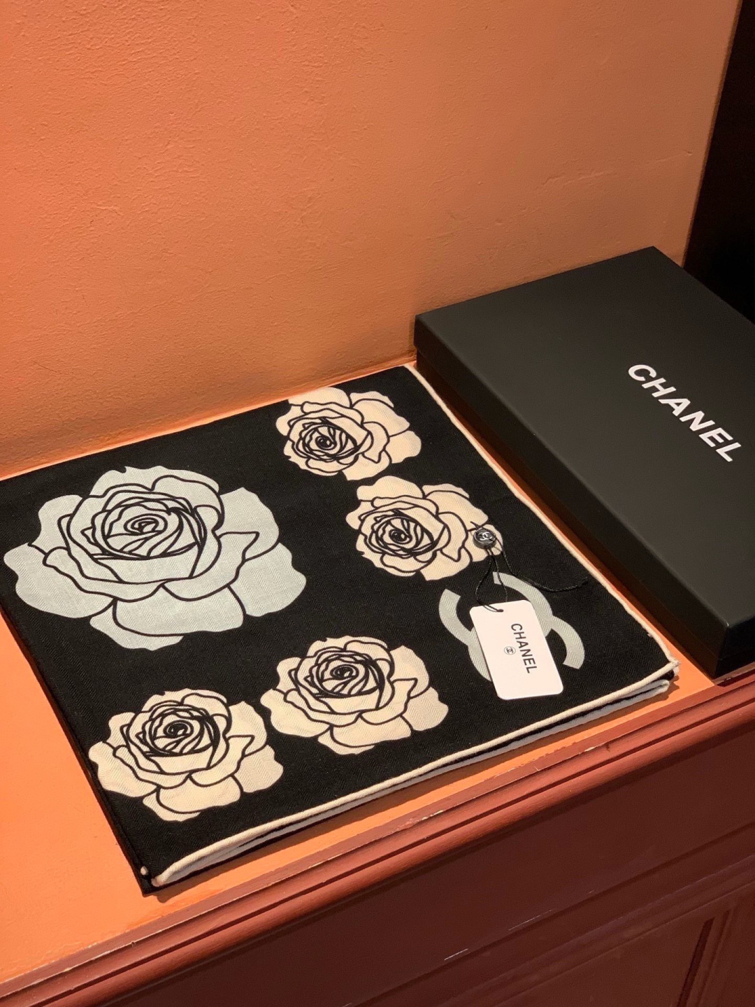 香奈儿上新❤️【Chanel】 经典茶花优雅Coco风，Chanel最新丝绒大方巾~气质到骨子里，香奶奶