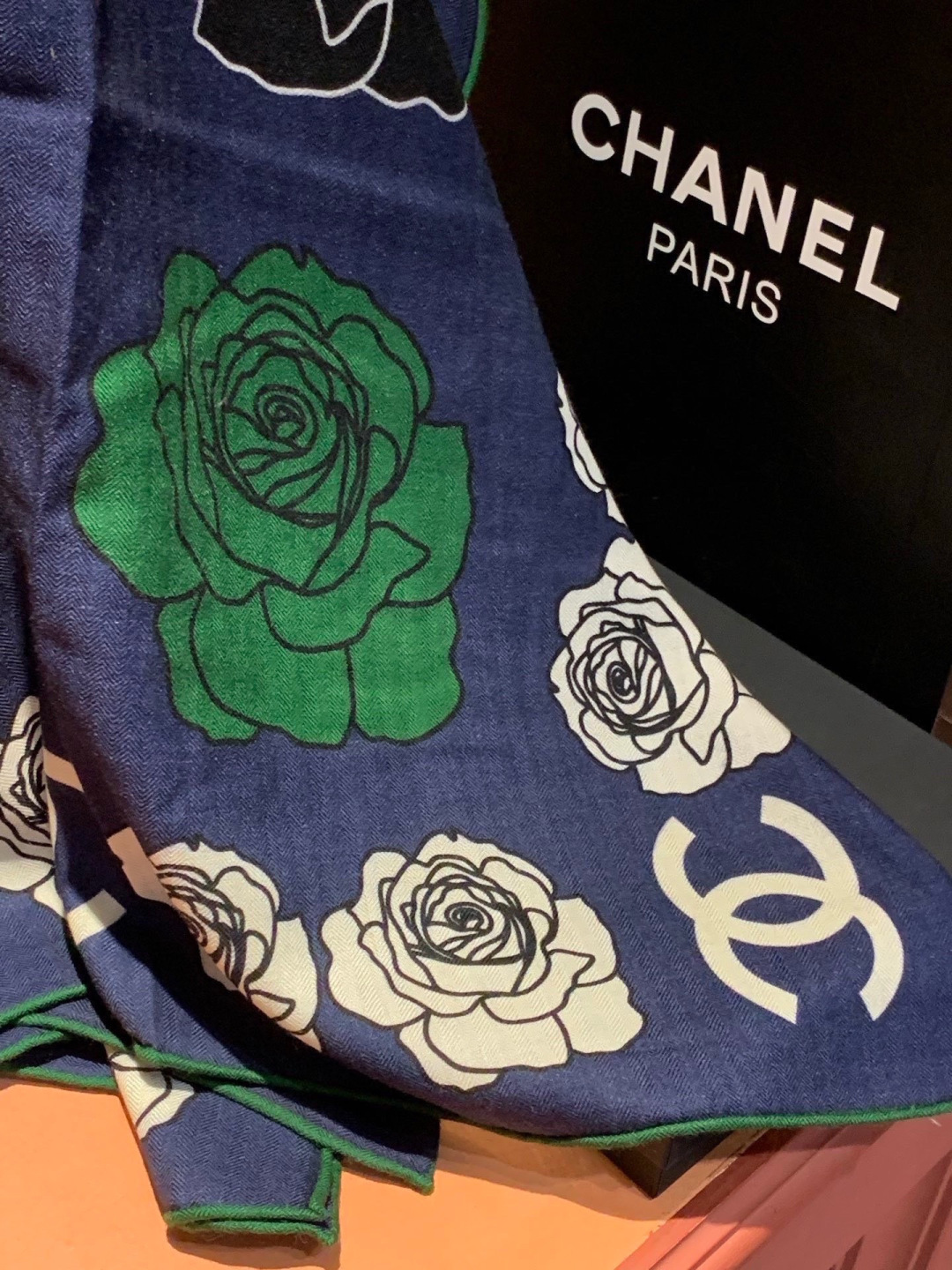 香奈儿上新❤️【Chanel】 经典茶花优雅Coco风，Chanel最新丝绒大方巾~气质到骨子里，香奶奶