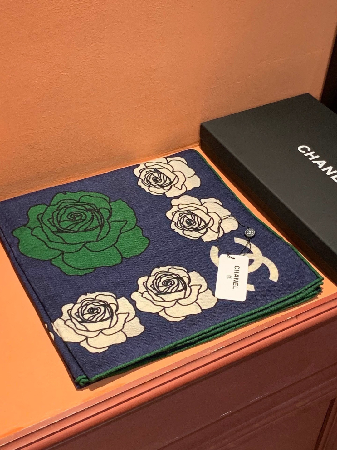 香奈儿上新❤️【Chanel】 经典茶花优雅Coco风，Chanel最新丝绒大方巾~气质到骨子里，香奶奶