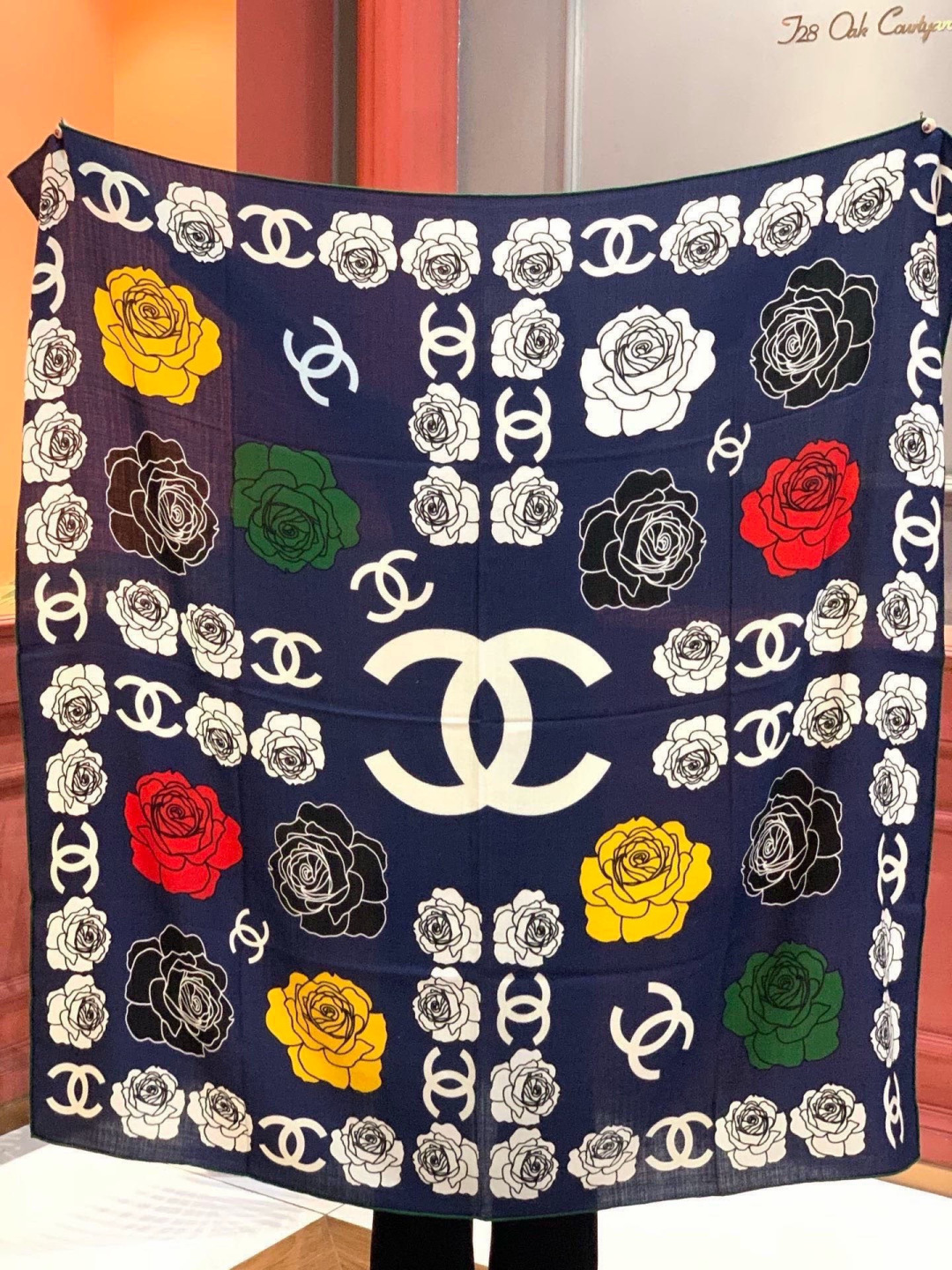 香奈儿上新❤️【Chanel】 经典茶花优雅Coco风，Chanel最新丝绒大方巾~气质到骨子里，香奶奶