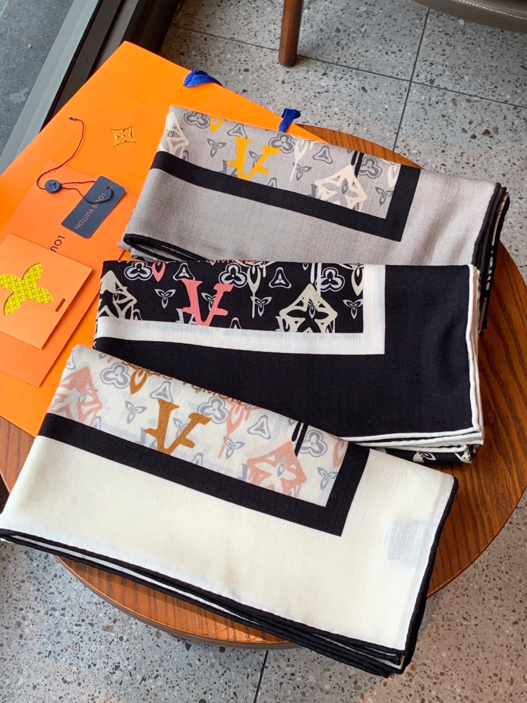 LV x TM 140披肩【140顶级丝绒双面同色披肩】本款L Multicolor披肩出自路易威登与知