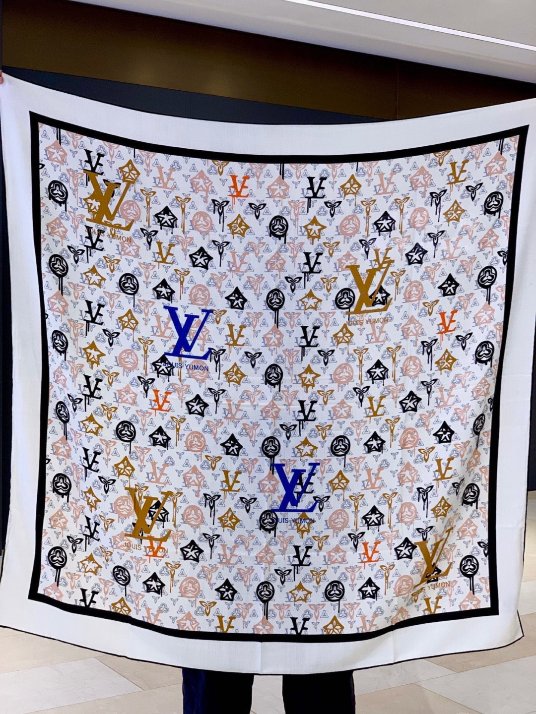 LV x TM 140披肩【140顶级丝绒双面同色披肩】本款L Multicolor披肩出自路易威登与知