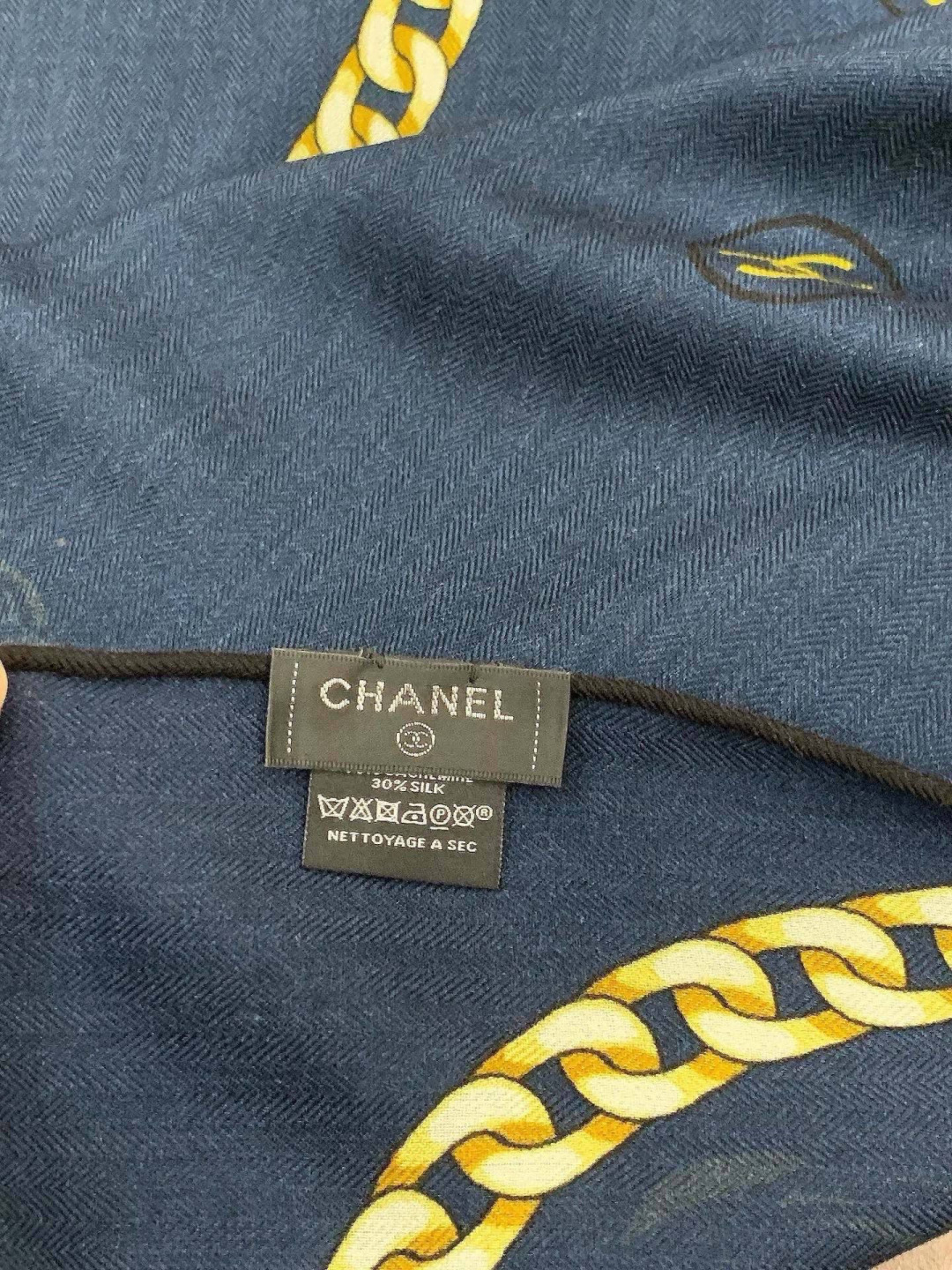 高级成衣系列～Chanel 【140双面同色丝绒披肩】此系列谱写一曲自由轻灵的赞歌本系列作品创新演绎品牌