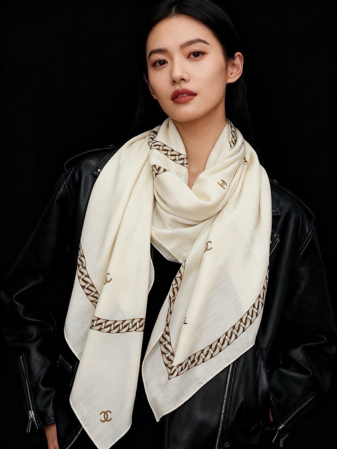 高级成衣系列～Chanel 【140双面同色丝绒披肩】此系列谱写一曲自由轻灵的赞歌本系列作品创新演绎品牌