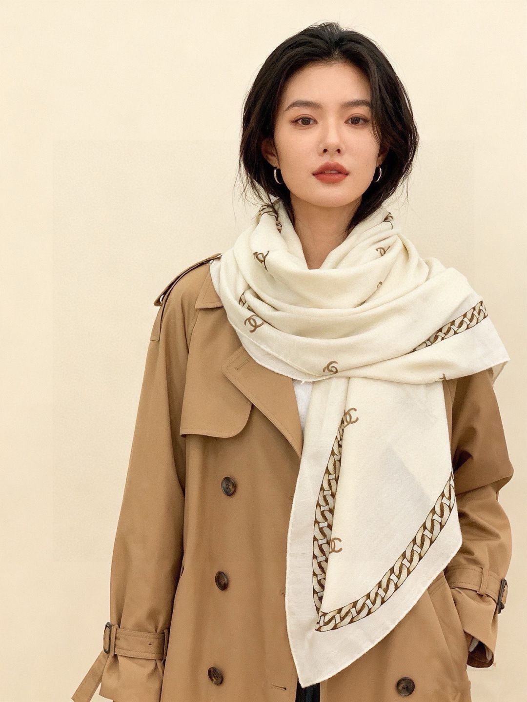 高级成衣系列～Chanel 【140双面同色丝绒披肩】此系列谱写一曲自由轻灵的赞歌本系列作品创新演绎品牌