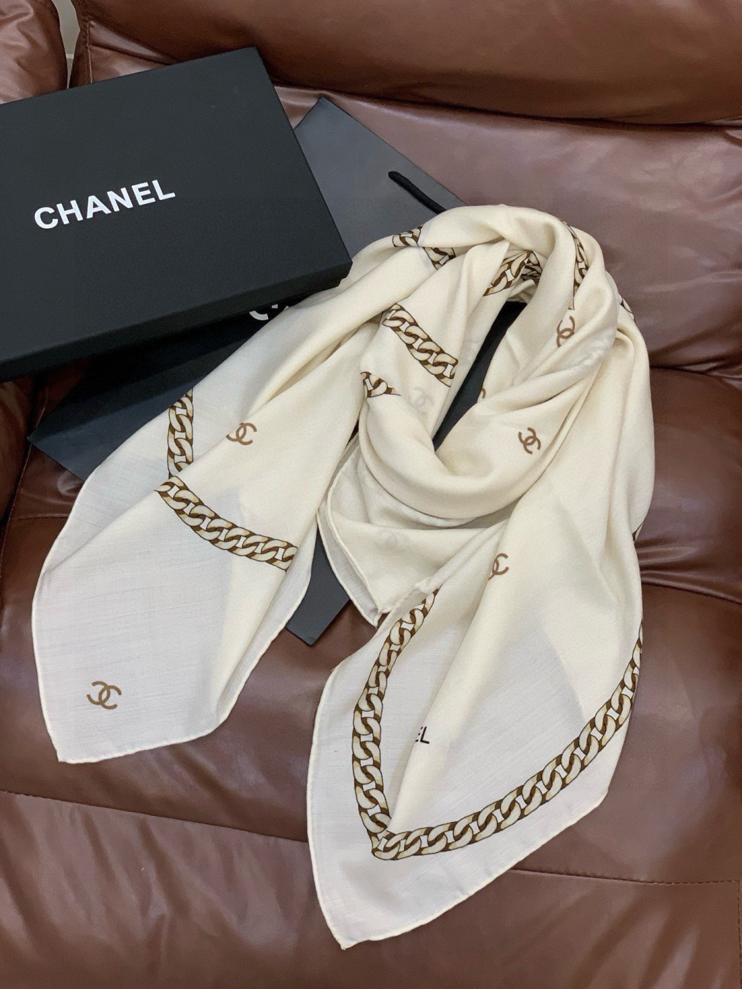 高级成衣系列～Chanel 【140双面同色丝绒披肩】此系列谱写一曲自由轻灵的赞歌本系列作品创新演绎品牌