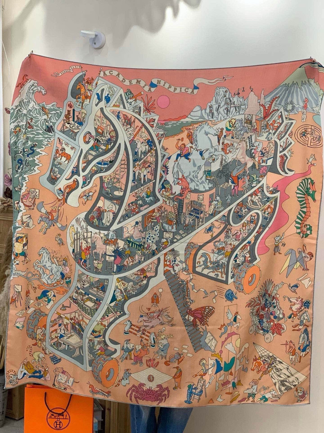 “马术学院”140双面同色丝绒披肩～Hermes 手工卷边丝绒方巾（30%桑蚕丝70%羊绒）这款爱马仕的