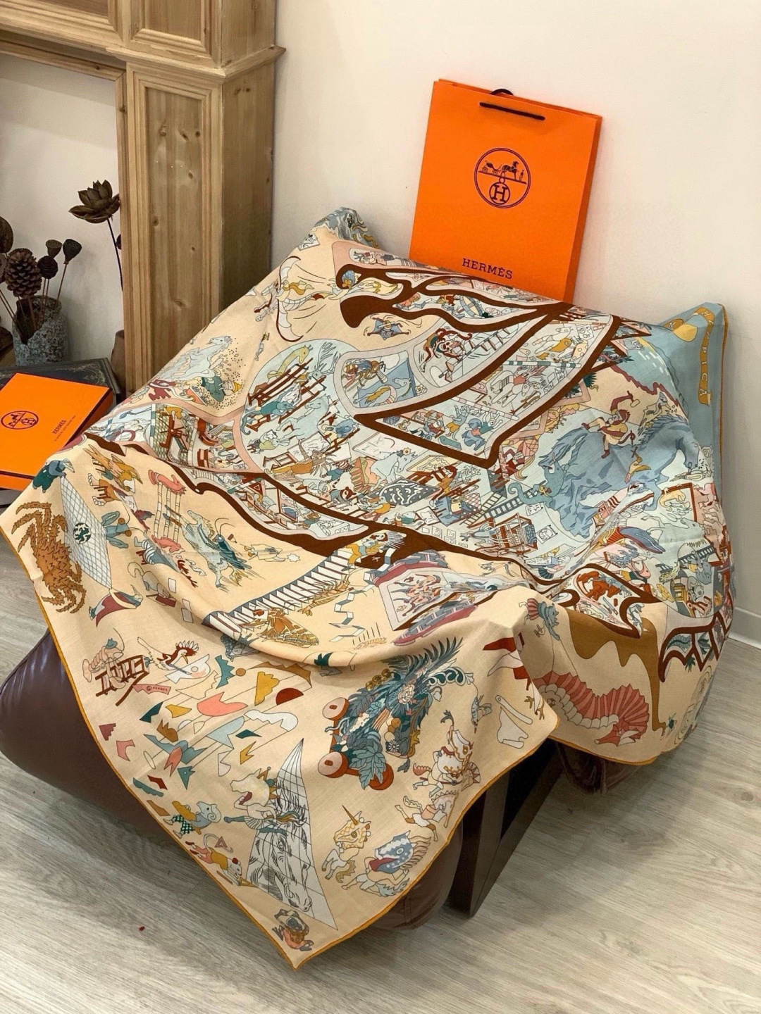 “马术学院”140双面同色丝绒披肩～Hermes 手工卷边丝绒方巾（30%桑蚕丝70%羊绒）这款爱马仕的