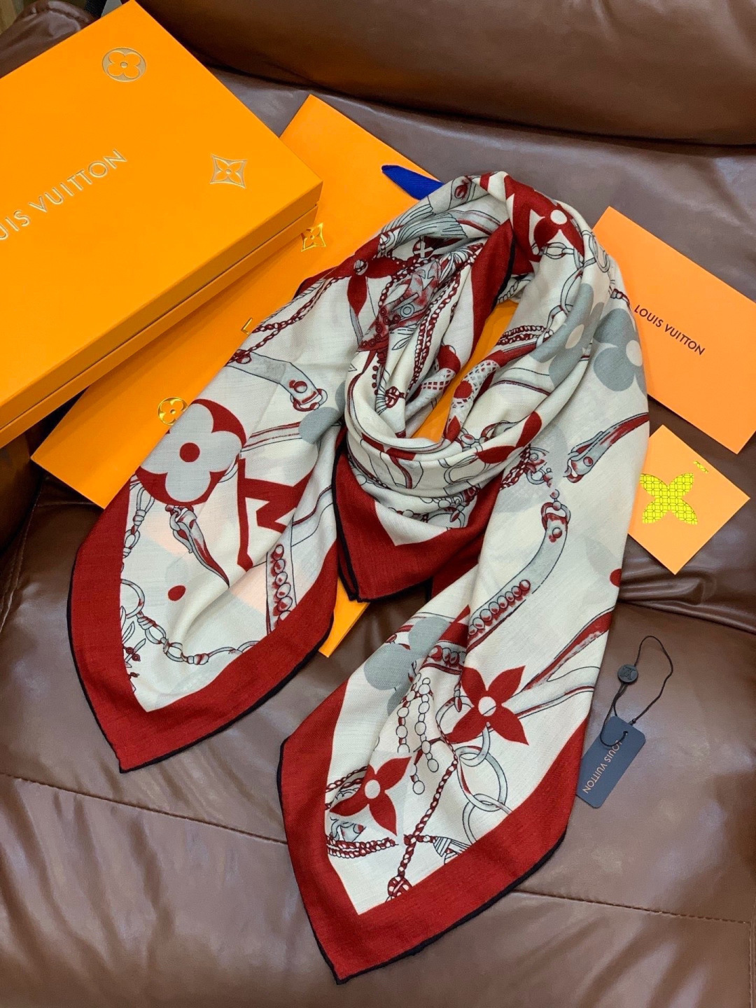 LV x TM 140披肩【140顶级丝绒双面同色披肩】本款L Multicolor披肩出自路易威登与知
