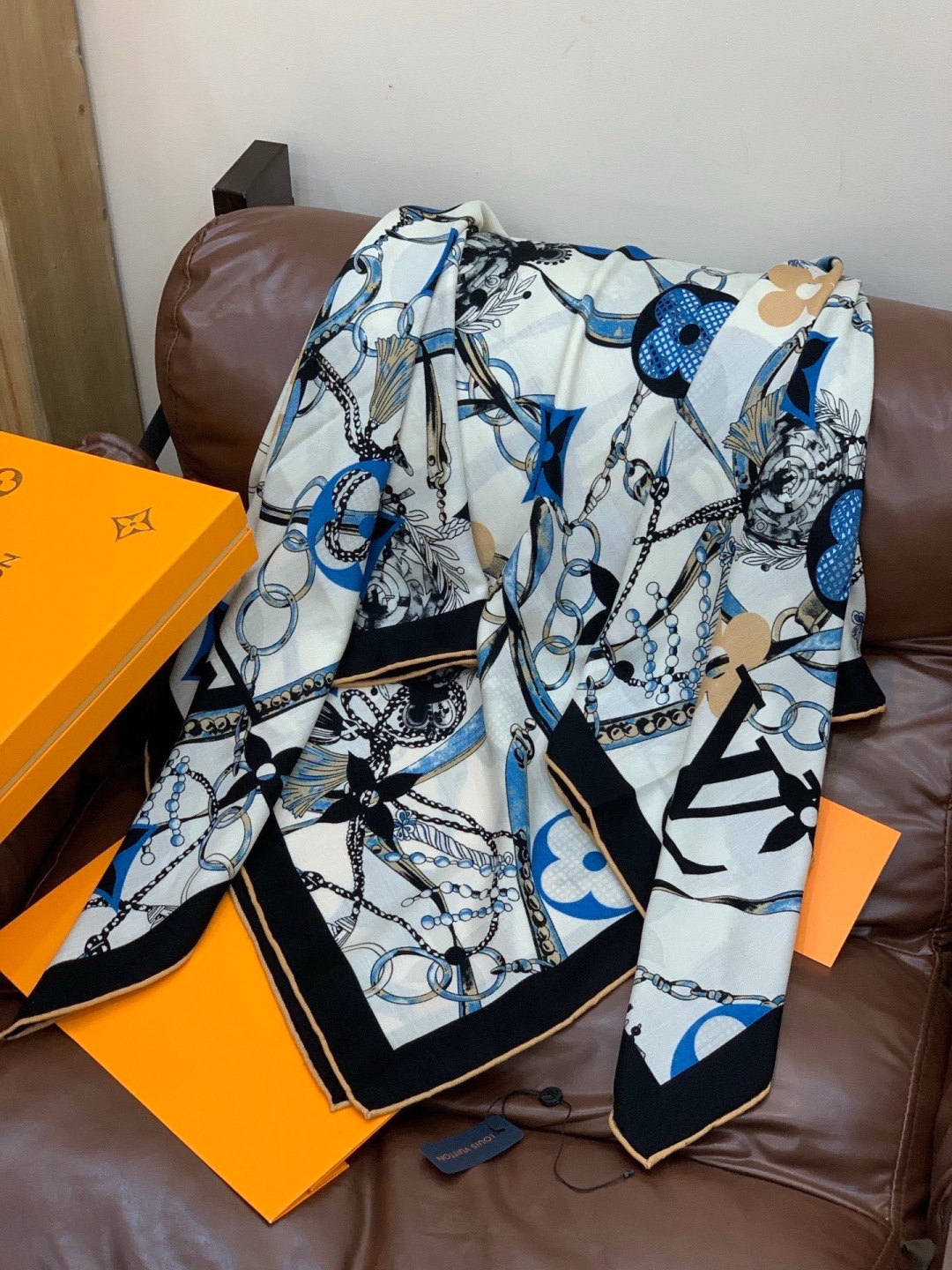 LV x TM 140披肩【140顶级丝绒双面同色披肩】本款L Multicolor披肩出自路易威登与知