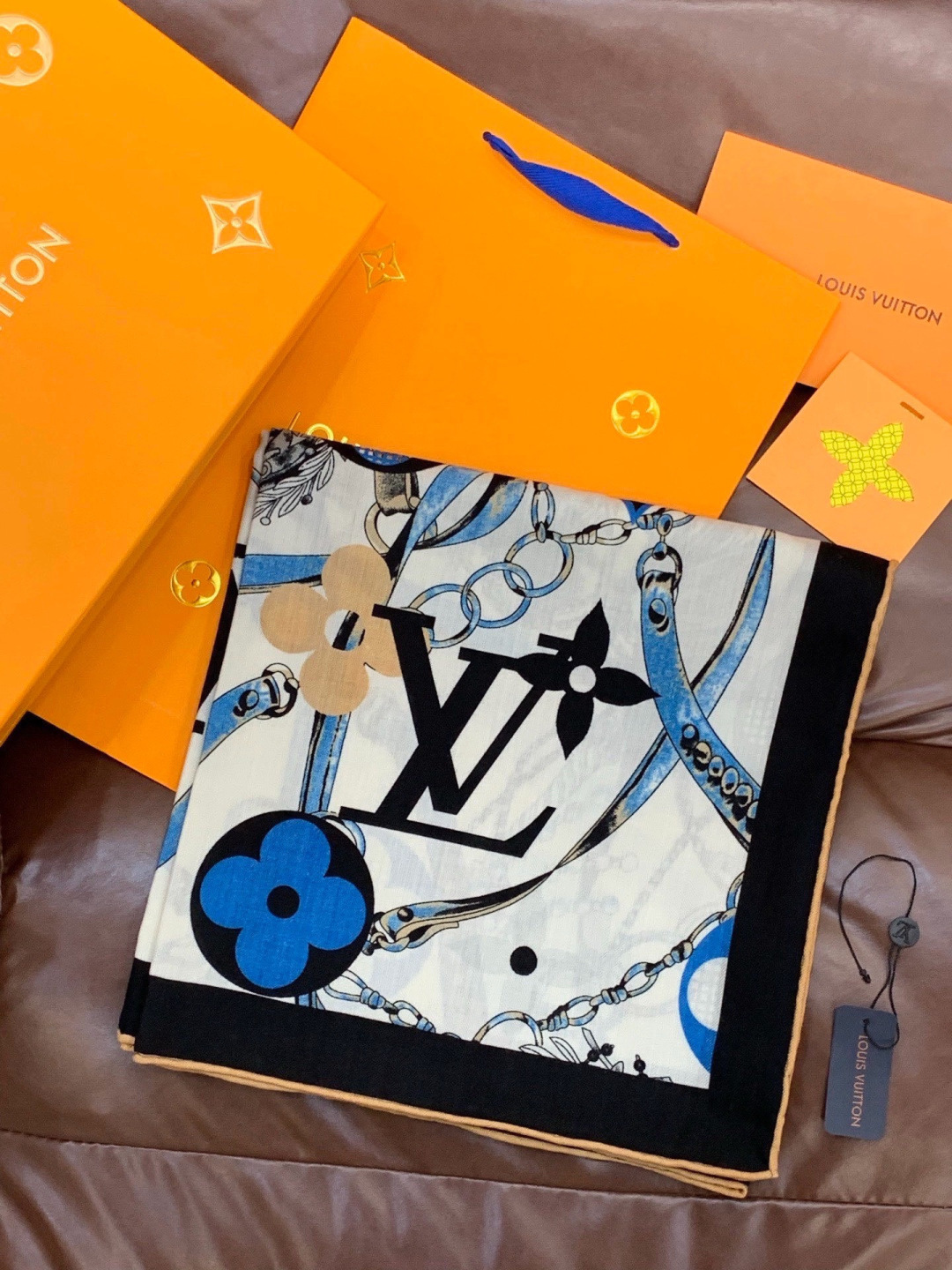 LV x TM 140披肩【140顶级丝绒双面同色披肩】本款L Multicolor披肩出自路易威登与知
