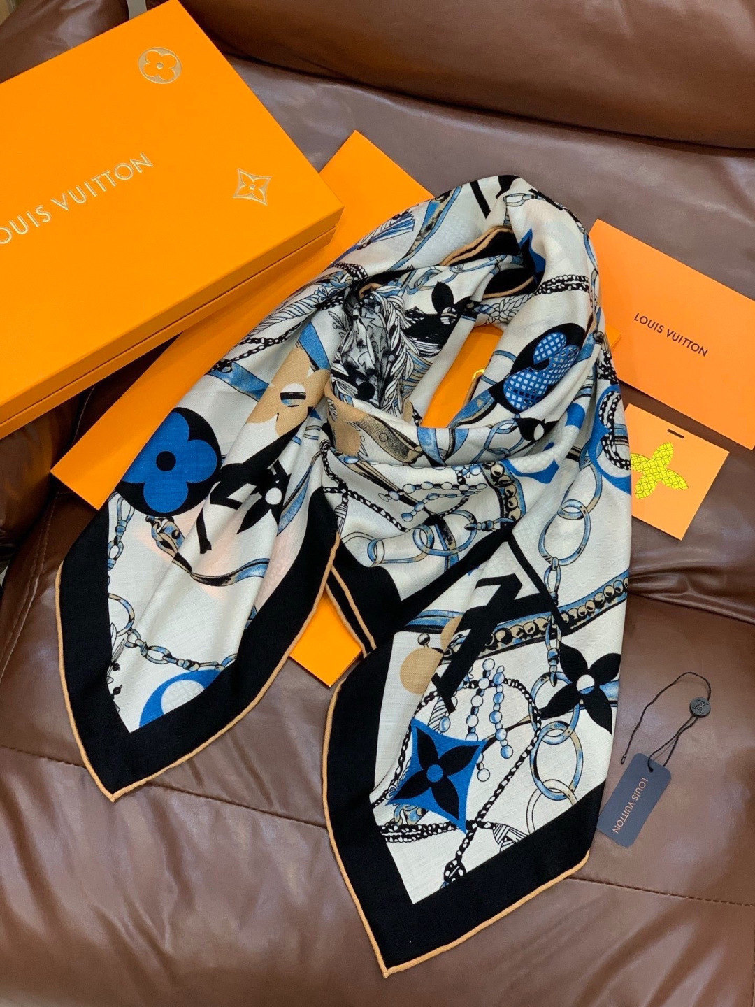 LV x TM 140披肩【140顶级丝绒双面同色披肩】本款L Multicolor披肩出自路易威登与知