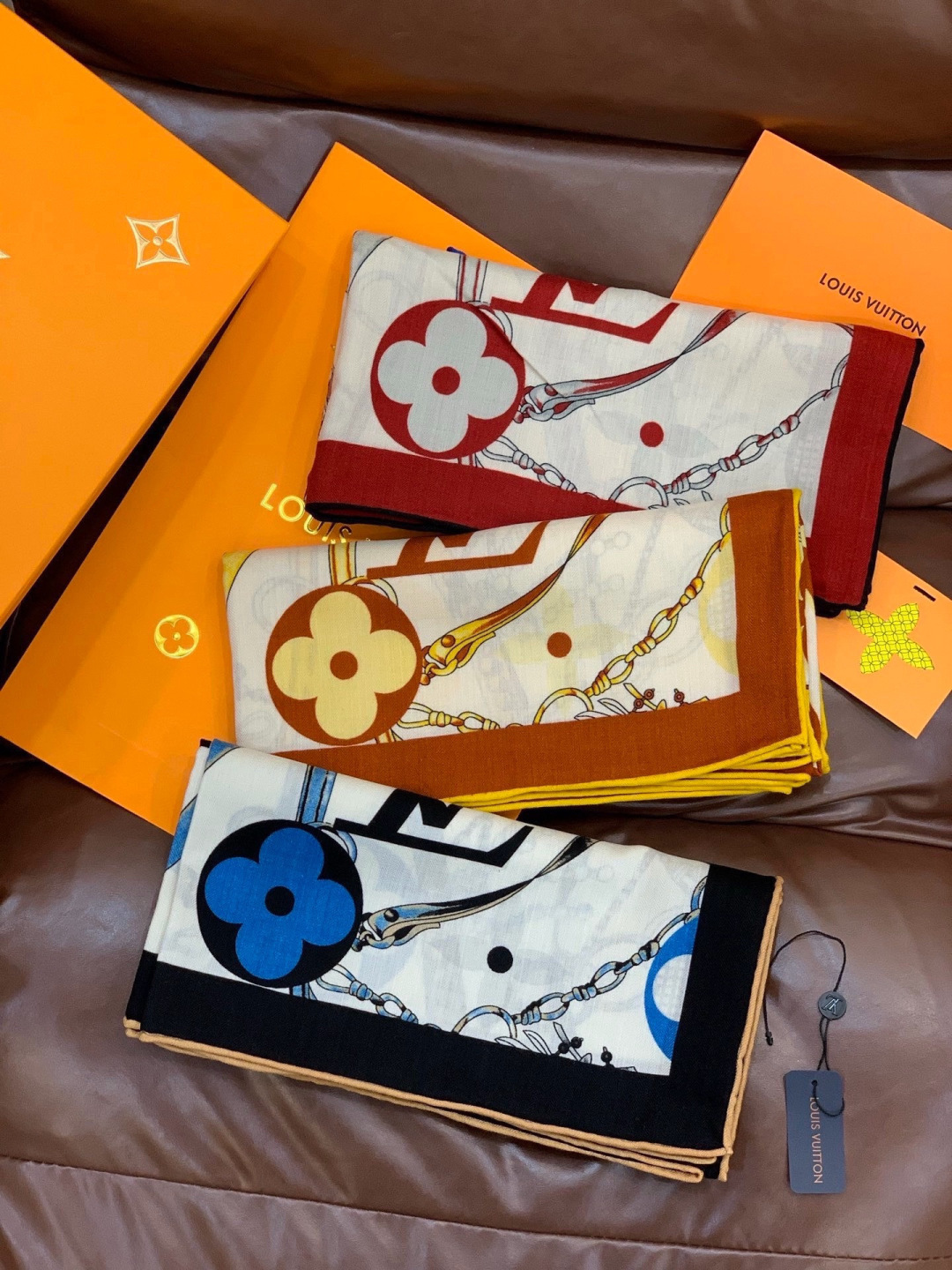 LV x TM 140披肩【140顶级丝绒双面同色披肩】本款L Multicolor披肩出自路易威登与知