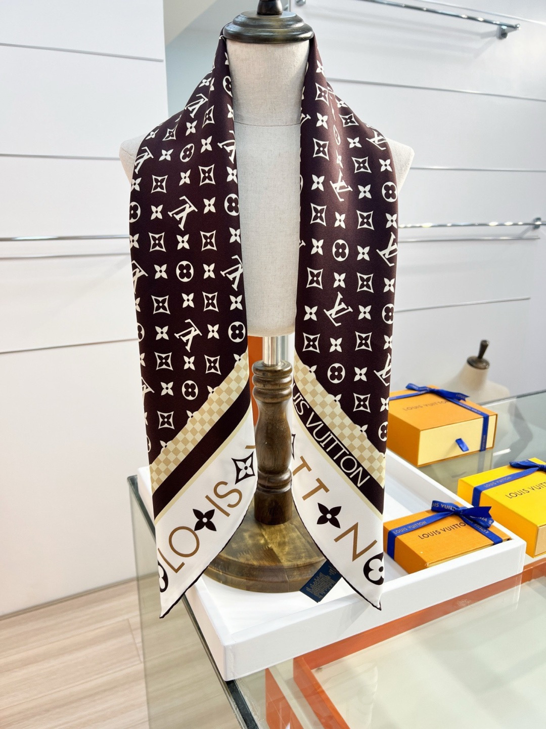 MONOGRAM SILHOUETTE 90双面丝巾Monogram Silhouette 方巾为华美桑