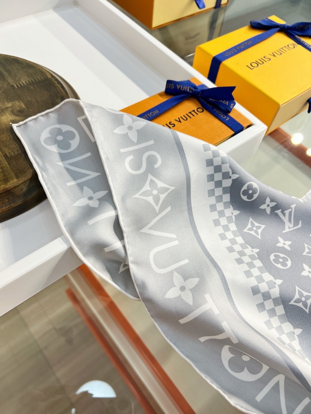 MONOGRAM SILHOUETTE 90双面丝巾Monogram Silhouette 方巾为华美桑