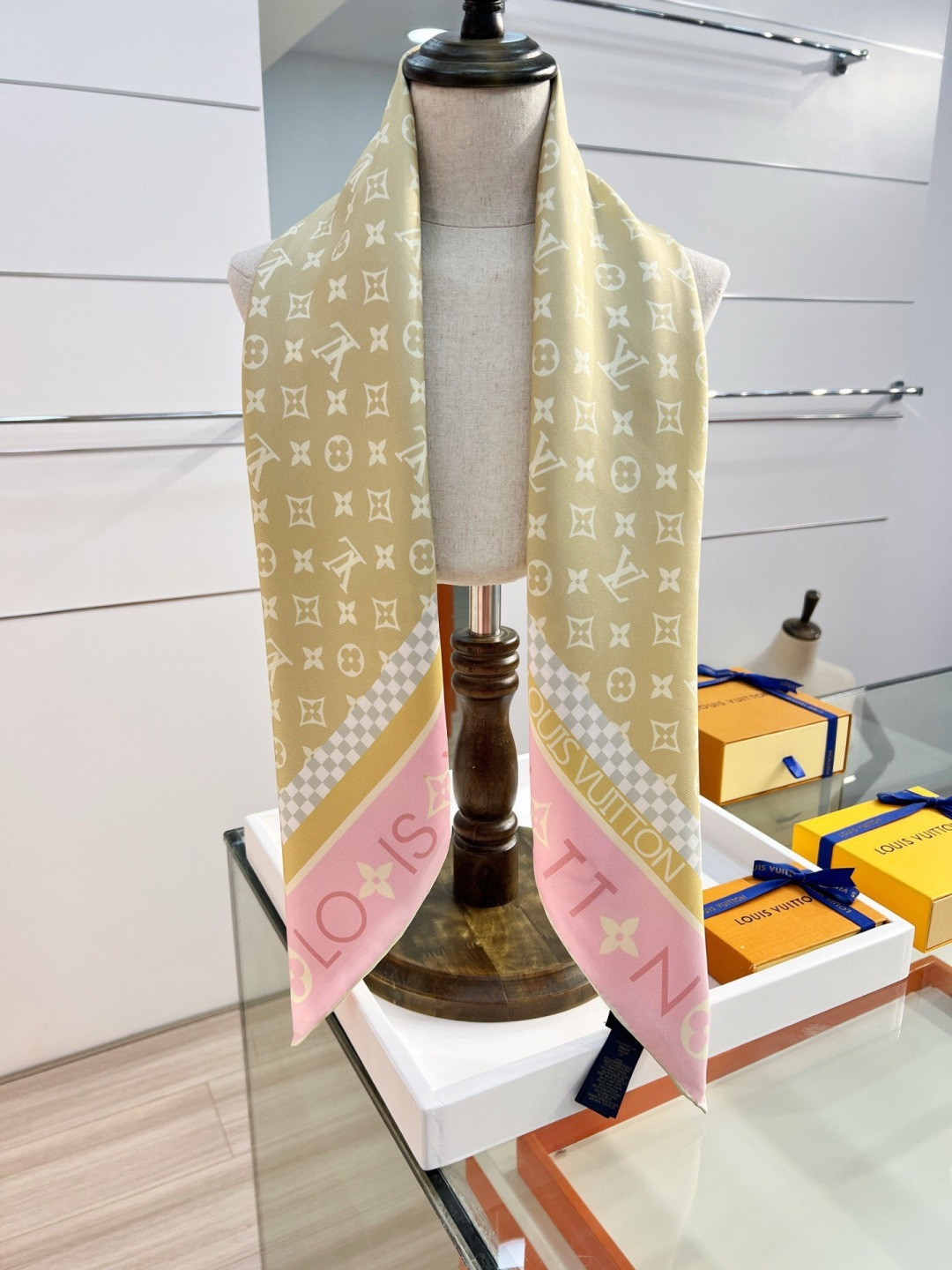 MONOGRAM SILHOUETTE 90双面丝巾Monogram Silhouette 方巾为华美桑