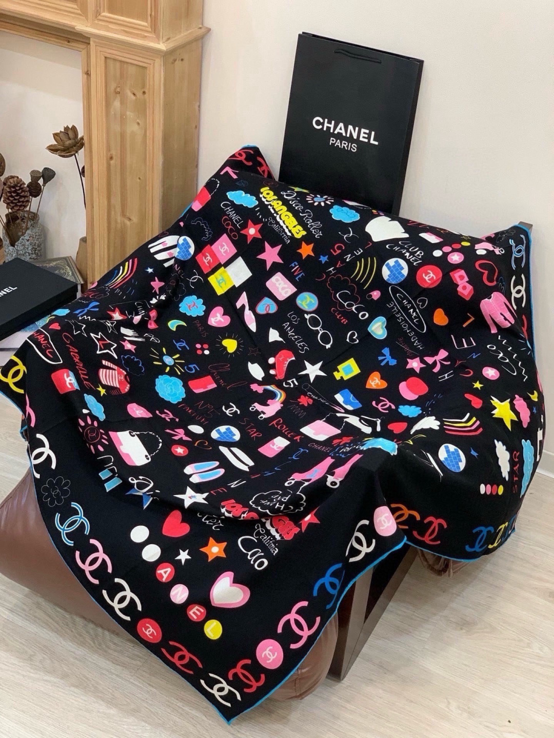 高级成衣系列～Chanel 【140双面同色丝绒披肩】此系列谱写一曲自由轻灵的赞歌本系列作品创新演绎品牌
