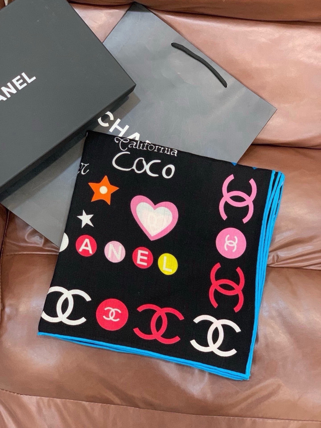 高级成衣系列～Chanel 【140双面同色丝绒披肩】此系列谱写一曲自由轻灵的赞歌本系列作品创新演绎品牌