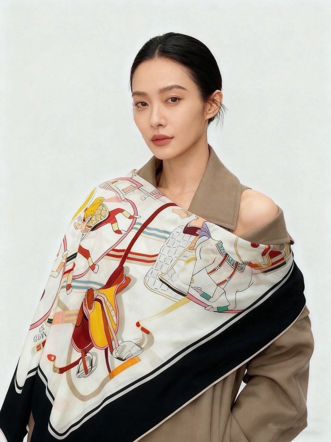 💟Gucci~140双面丝绒披肩马鞍细节和骑马图案以精致色调匠心呈献，意在向品牌与马术世界的深厚渊源致敬