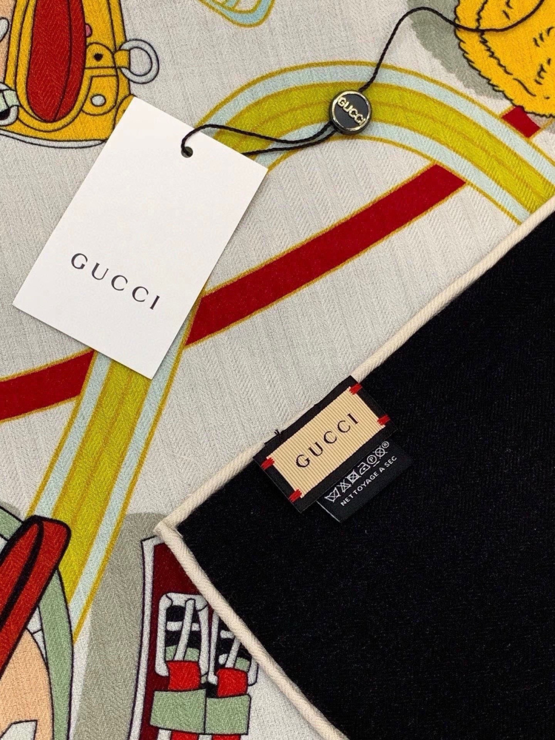 💟Gucci~140双面丝绒披肩马鞍细节和骑马图案以精致色调匠心呈献，意在向品牌与马术世界的深厚渊源致敬