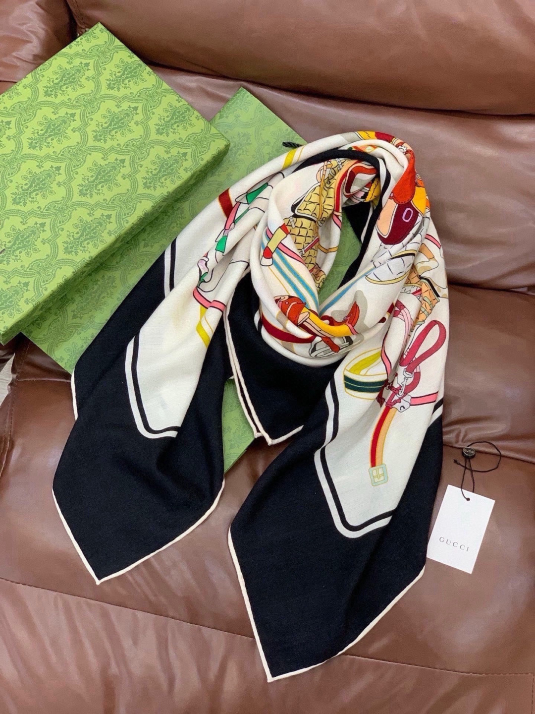 💟Gucci~140双面丝绒披肩马鞍细节和骑马图案以精致色调匠心呈献，意在向品牌与马术世界的深厚渊源致敬