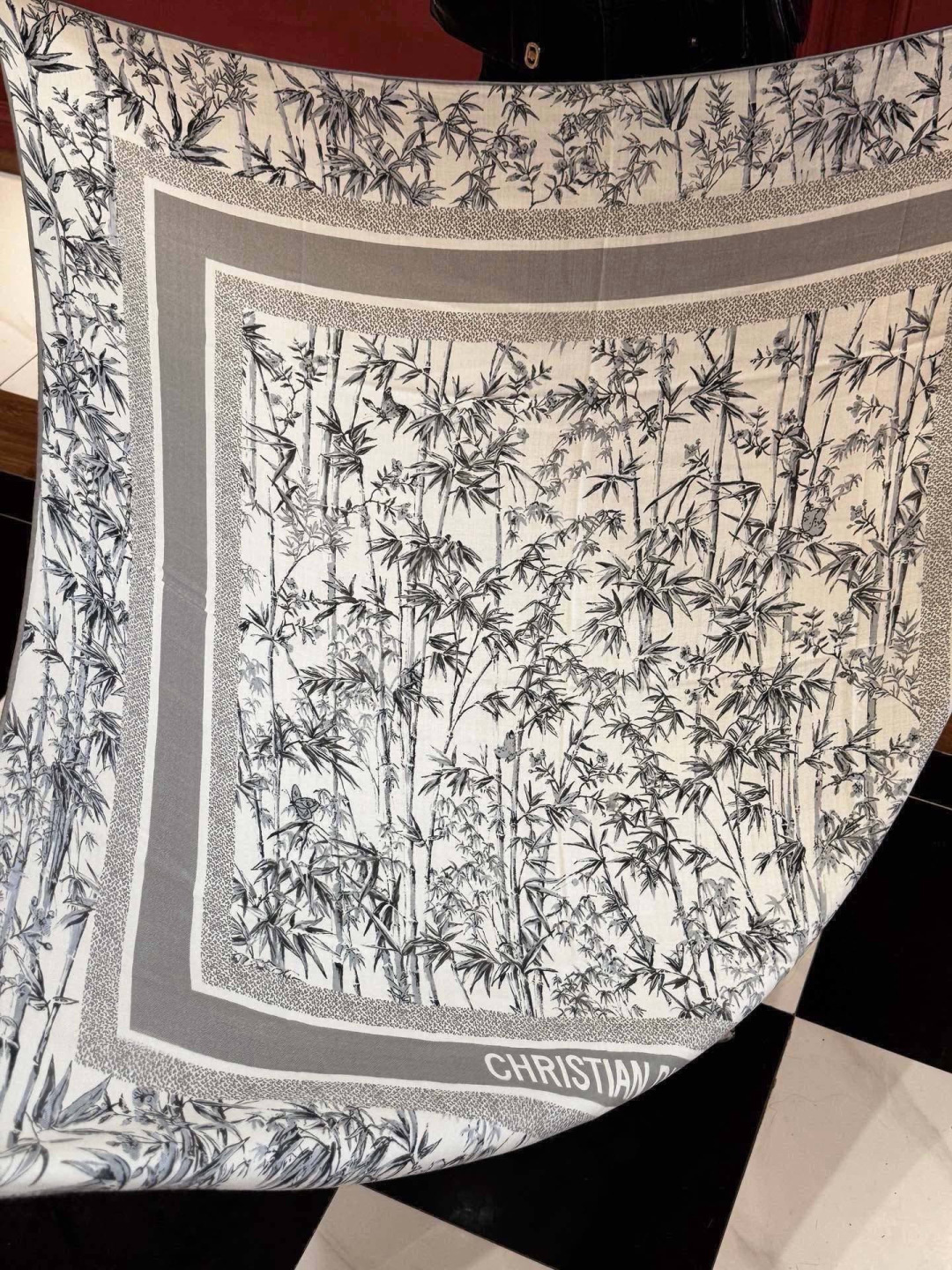 Dior 140丝绒双面同色印花披肩140 厘米丝绒面料多色 Millefiori 图案这款披肩饰以多色