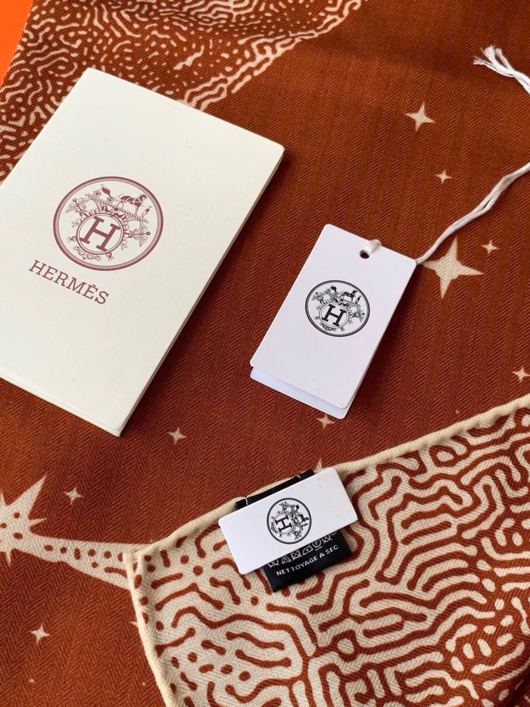 HERMES爱马仕新款|月光飞马Clair de Lune羊绒和真丝披肩，手工卷边(70%羊绒，30%真