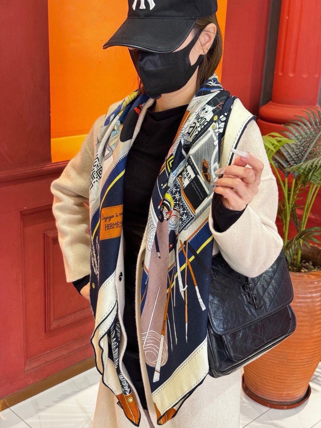 上新❤️。【手提行李】 上新中~这款“手提行李”的款式花色也还是比较经典的颜色色也很秋冬。创作渊源从委内