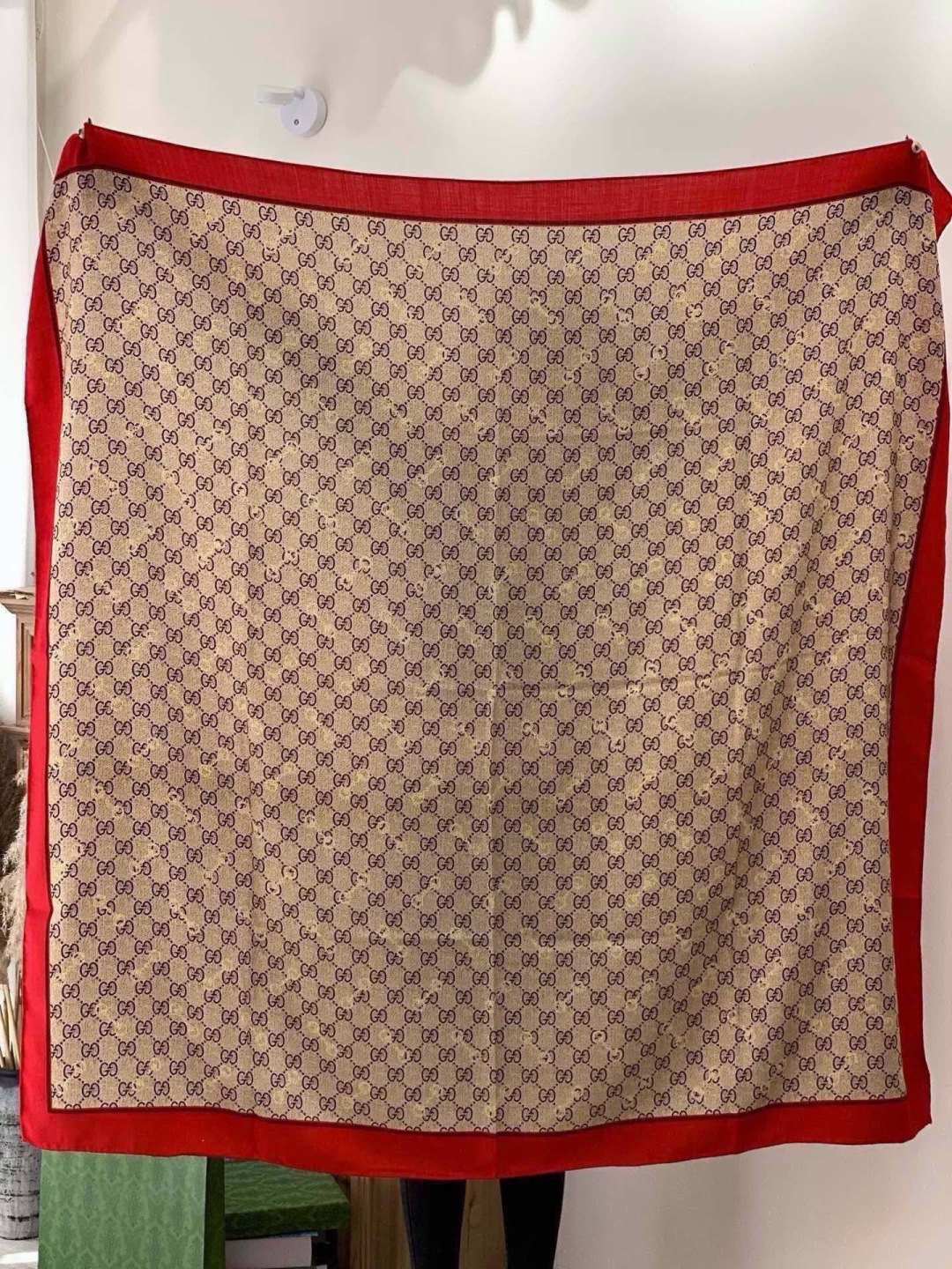 Gucci~140双面丝绒披肩马衔扣细节和GG图案以精致色调匠心呈献，意在向品牌与马术世界的深厚渊源致敬