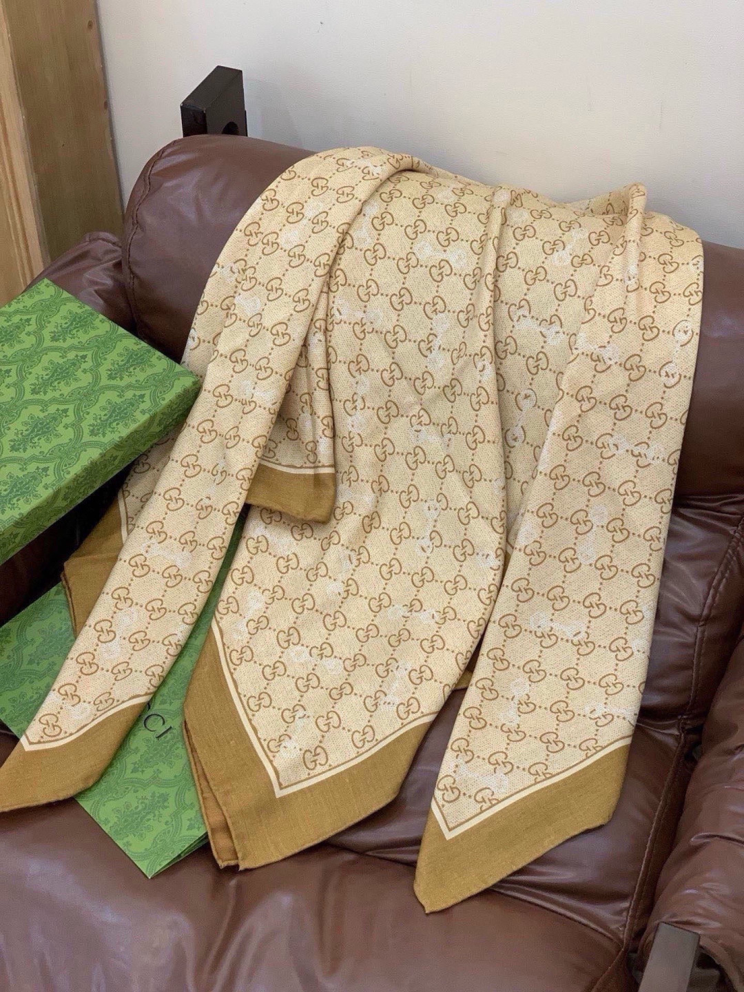 Gucci~140双面丝绒披肩马衔扣细节和GG图案以精致色调匠心呈献，意在向品牌与马术世界的深厚渊源致敬