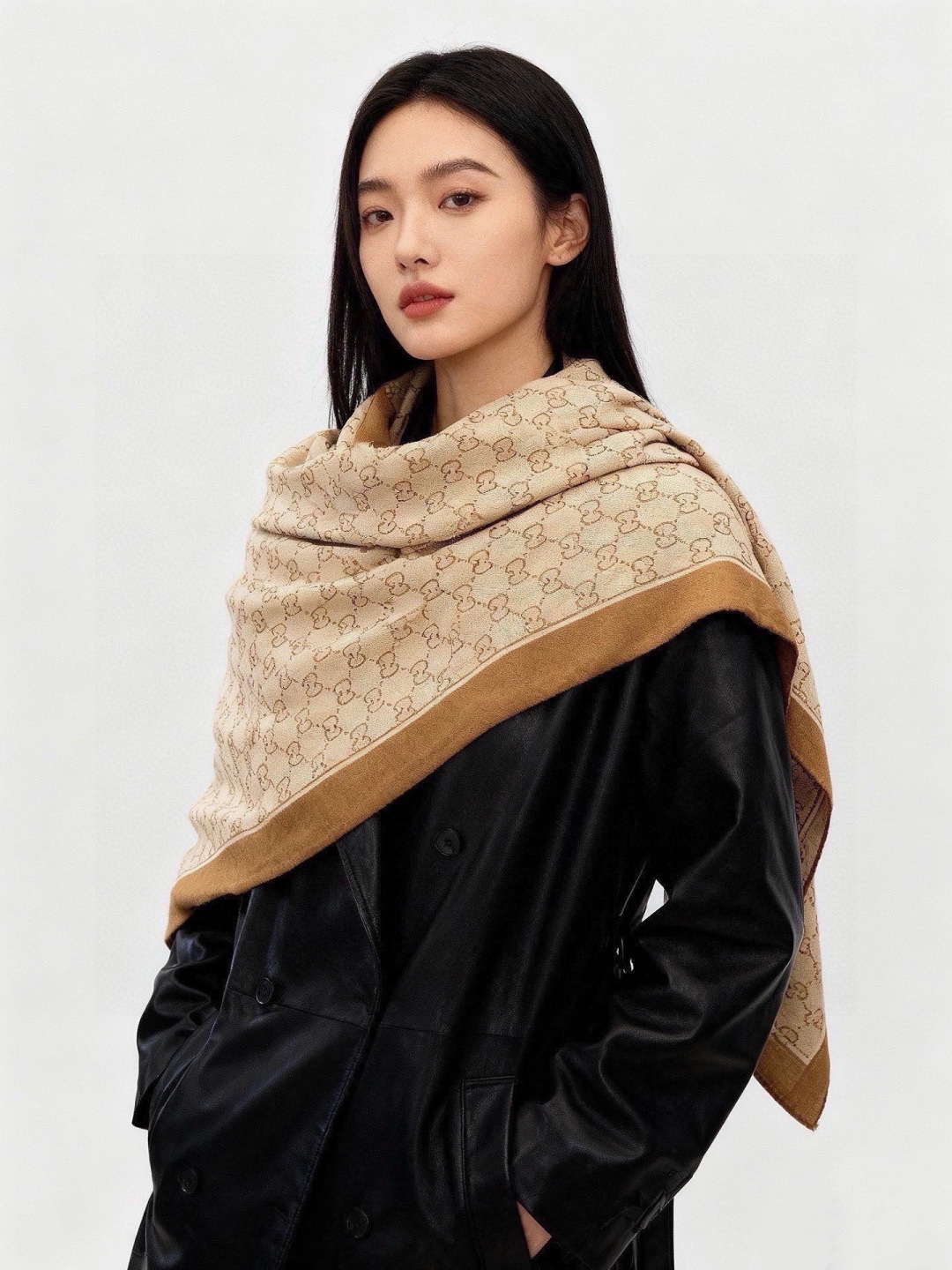 Gucci~140双面丝绒披肩马衔扣细节和GG图案以精致色调匠心呈献，意在向品牌与马术世界的深厚渊源致敬
