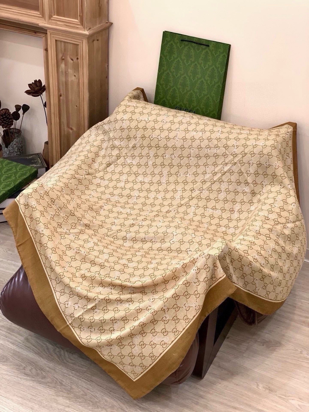Gucci~140双面丝绒披肩马衔扣细节和GG图案以精致色调匠心呈献，意在向品牌与马术世界的深厚渊源致敬