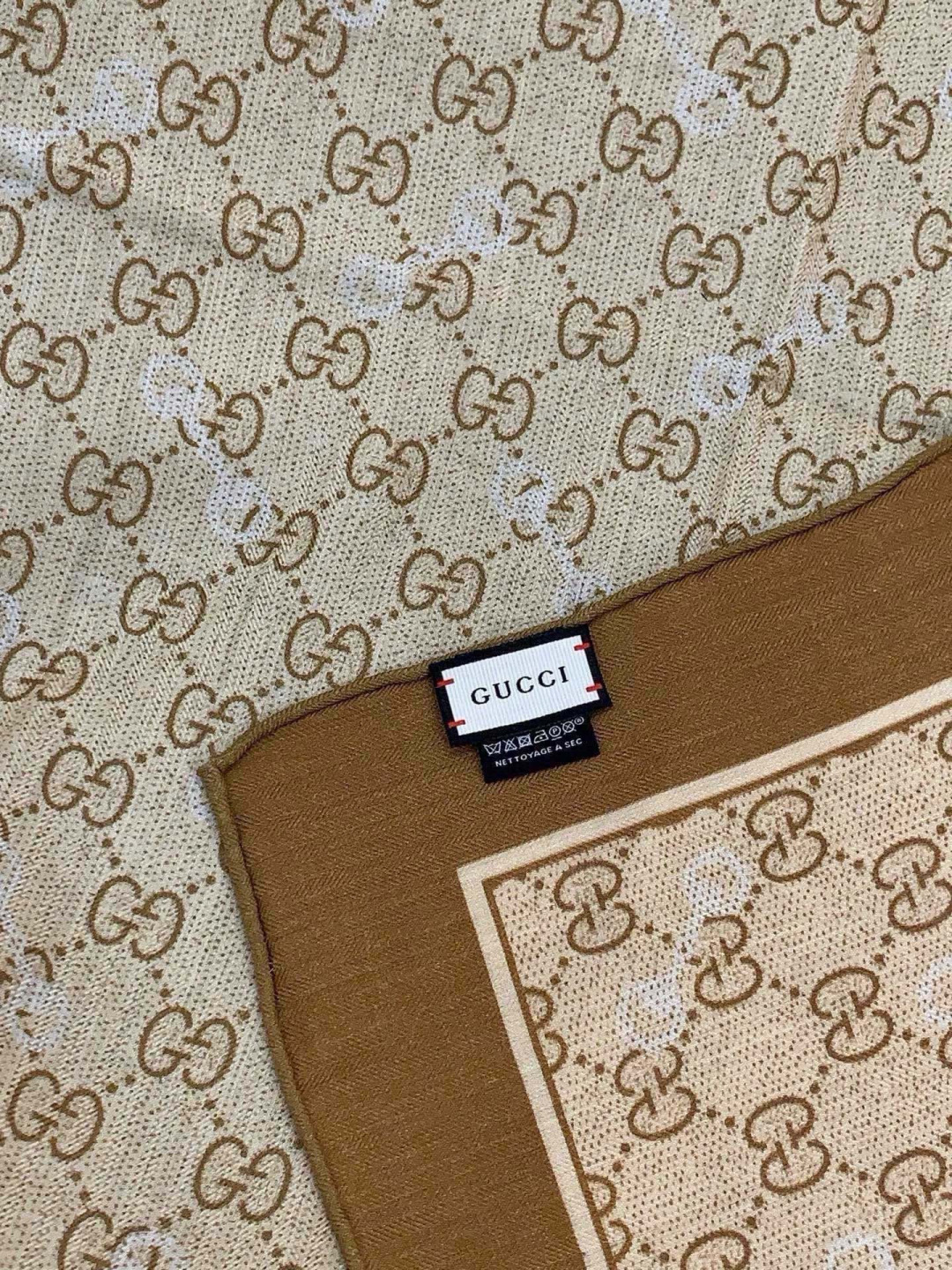 Gucci~140双面丝绒披肩马衔扣细节和GG图案以精致色调匠心呈献，意在向品牌与马术世界的深厚渊源致敬