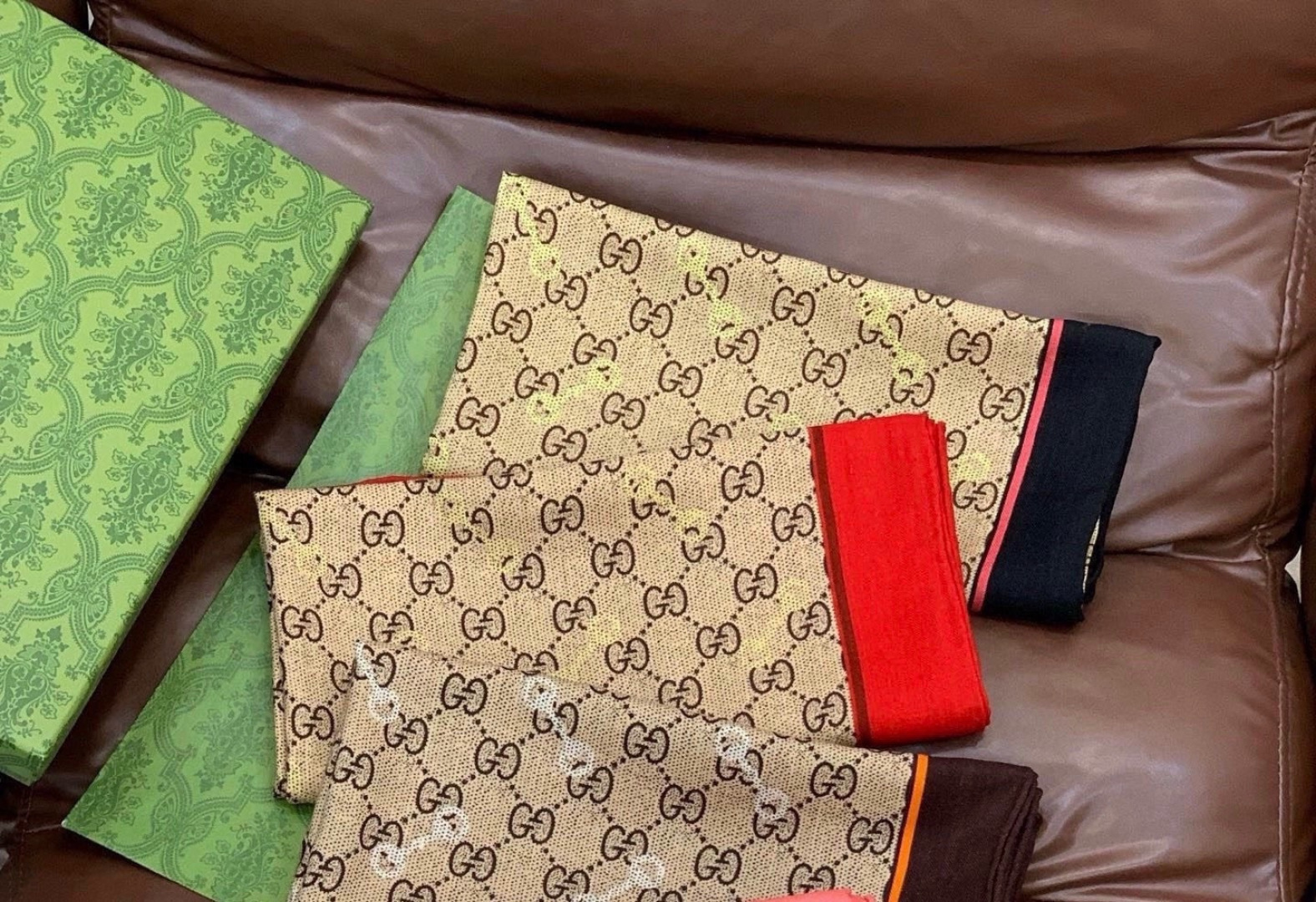 Gucci~140双面丝绒披肩马衔扣细节和GG图案以精致色调匠心呈献，意在向品牌与马术世界的深厚渊源致敬
