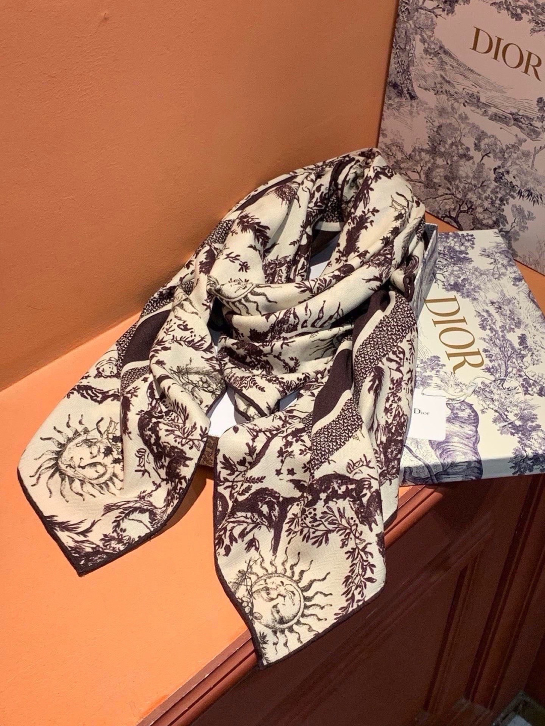 Dior 140丝绒双面同色印花披肩这款 Dior 丝绒披肩以彼得罗•鲁福（Pietro Ruffo）设