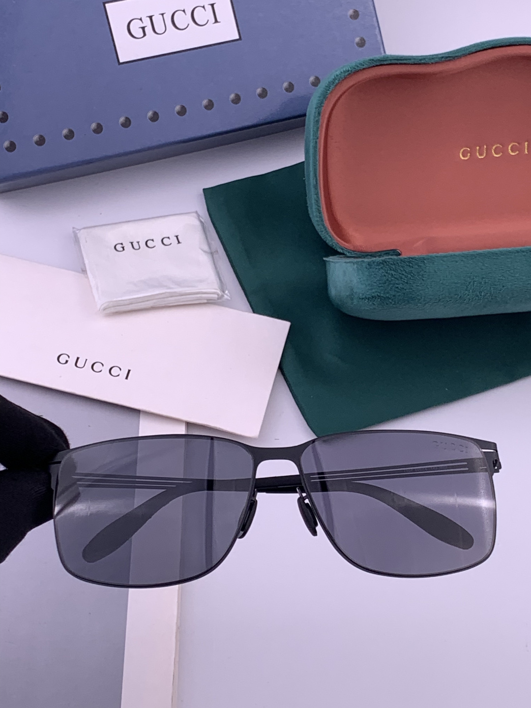 ♦️ GUCCI 新款男女情侣款太阳镜iP电镀永不褪色 超轻超有弹性整幅眼镜无螺丝重要的是压不坏 高清尼
