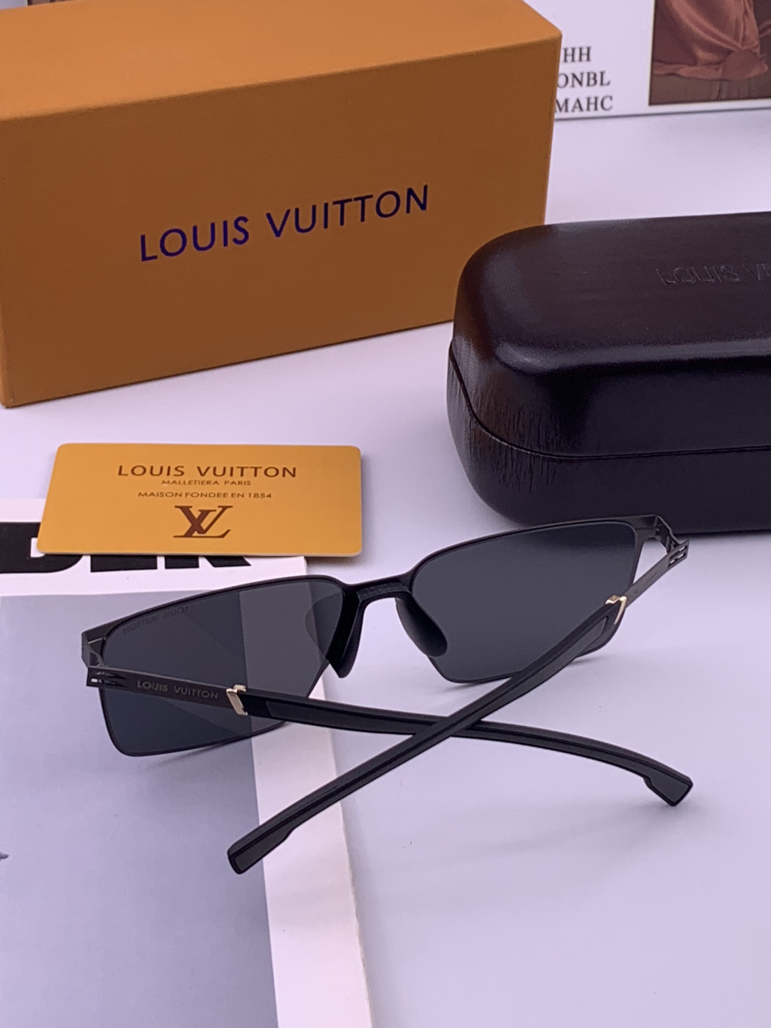 ♦️LV  新款男女情侣款太阳镜多边形墨镜iP电镀永不褪色 超轻超有弹性整幅眼镜无螺丝重要的是压不坏 高